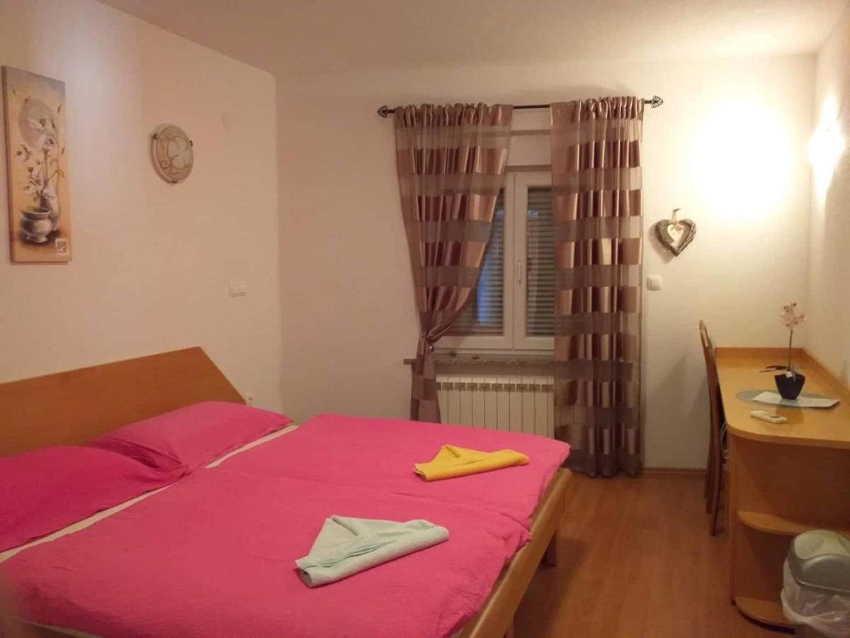 Rooms And Apartment Ambrozic Vremski Britof Exterior foto